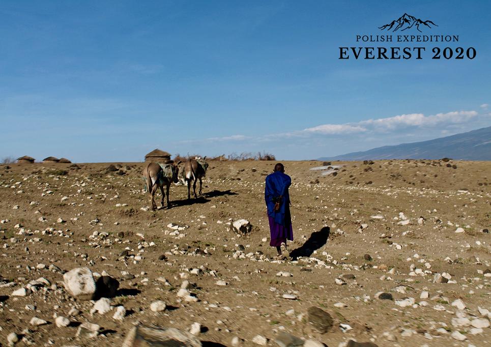 zdjęcie promocyjne polish expedition everest 2020 stepy, ciemnoskóry mężczyzna i dwa konie