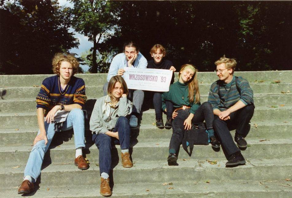 Młodzież na schodach zdjęcie grupowe