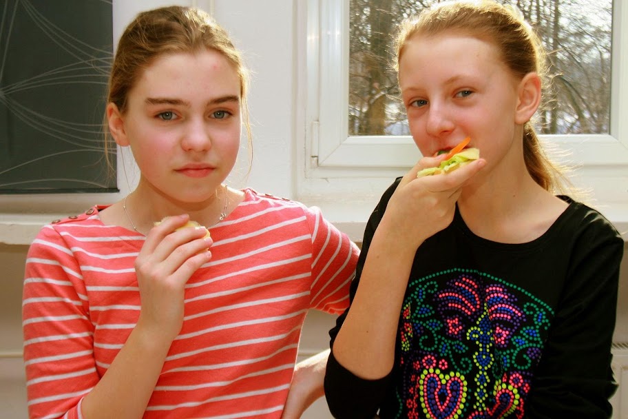Dwie dziewczynki jedzące kanapki