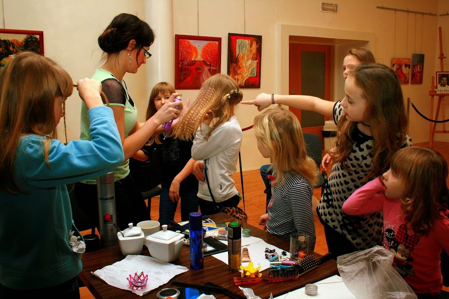 Dziewczynki stylizujące sobie włosy