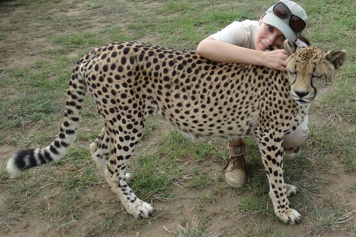 Zdjęcie kobiety przytulającej geparda