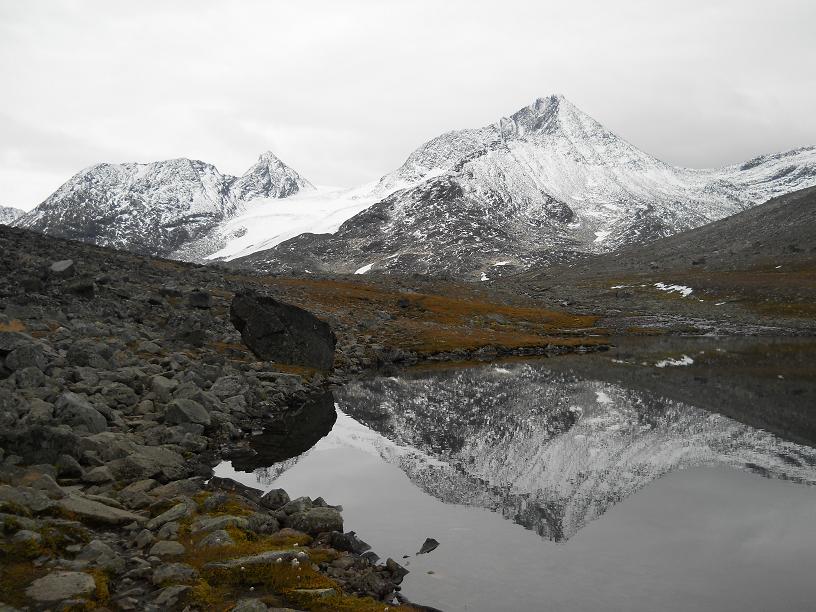 Zdjęcie jeziora na kamiennym terenie i gór