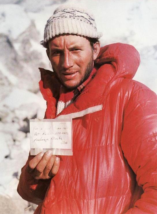Zdjęcie mężczyzny ubranego zimowo trzymającego kartkę