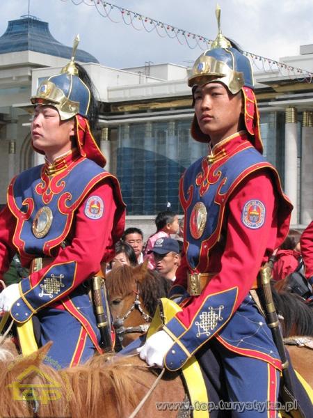 Azjaci w tradycyjnym mundurze wojskowym
