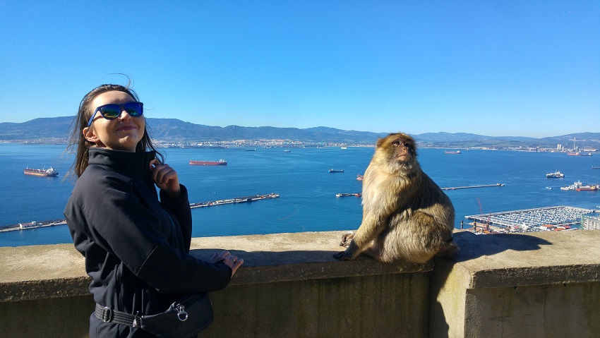Kobieta z makakiem  na tle półwyspu