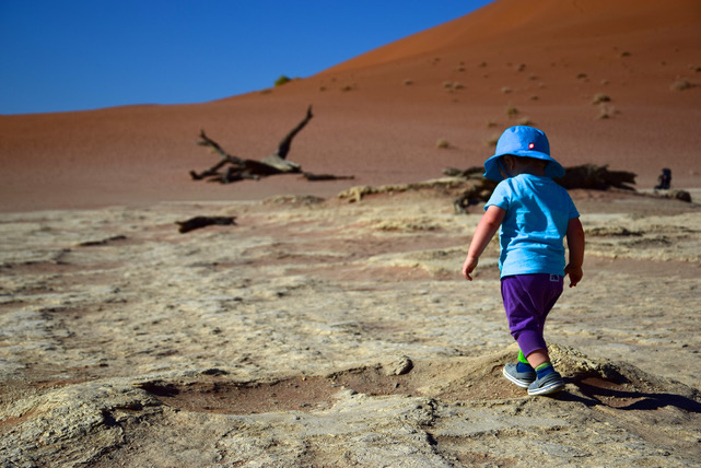 Dziecko na pustynnych stepach