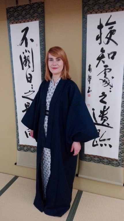 Kobieta ubrana w kimono