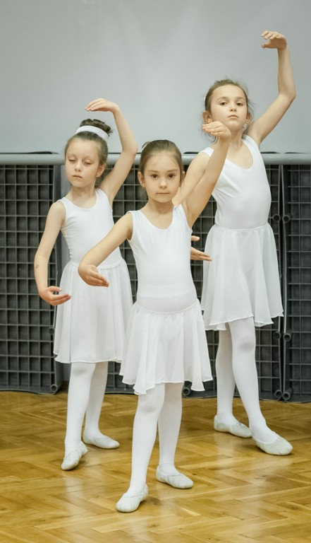 Trzy dziewczynki ubrane na biało