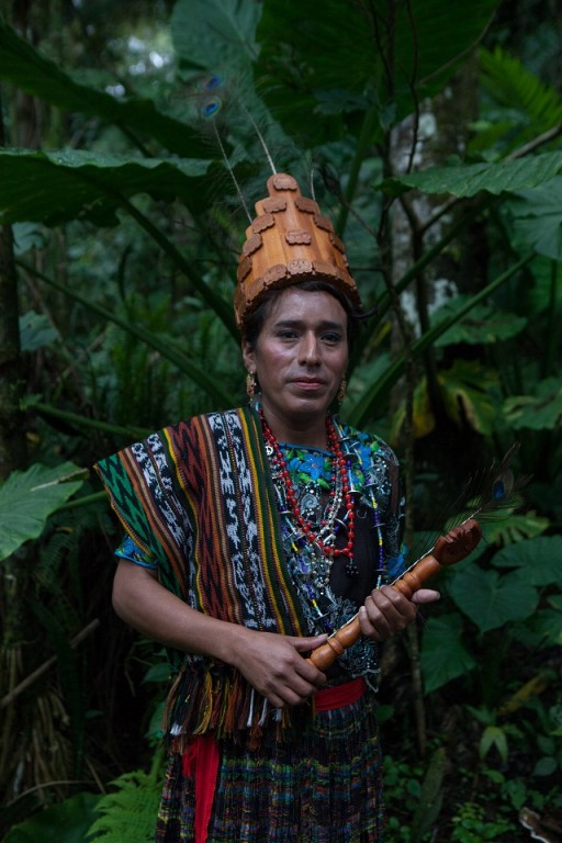 Tradycyjnie ubrana meksykanka w lesie