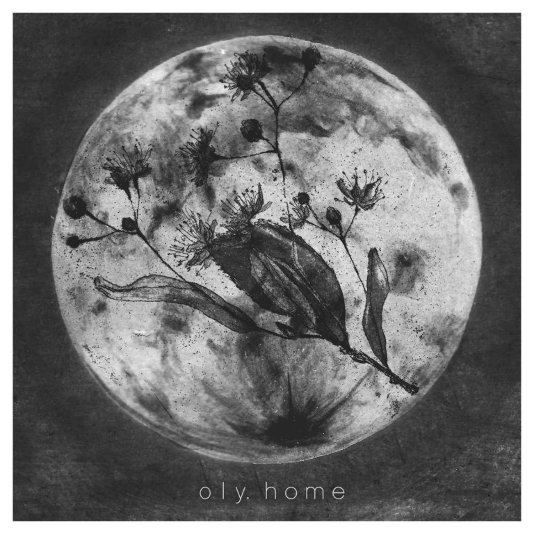 Czarno-biały obrazek księżyca, na nim roślina, podpisane 'oly.home'
