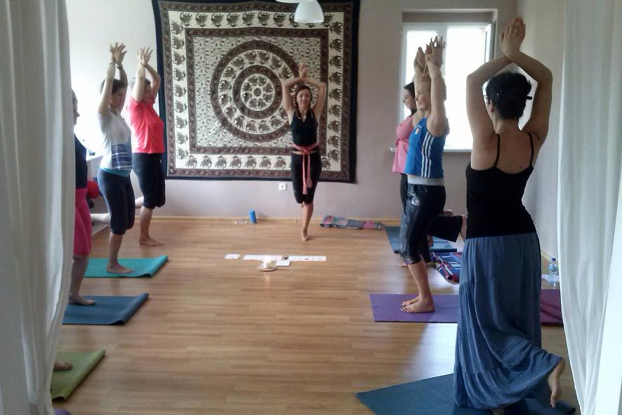 Grupa kobiet ćwiczących yogę