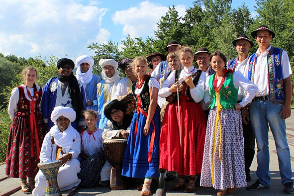 Zdjęcie grupowe ludzi ubranych w tradycyjne słowiańskie i afrykańskie stroje