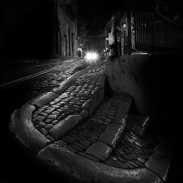 Czarno-białe zdjęcie kamiennych schodów w mieście