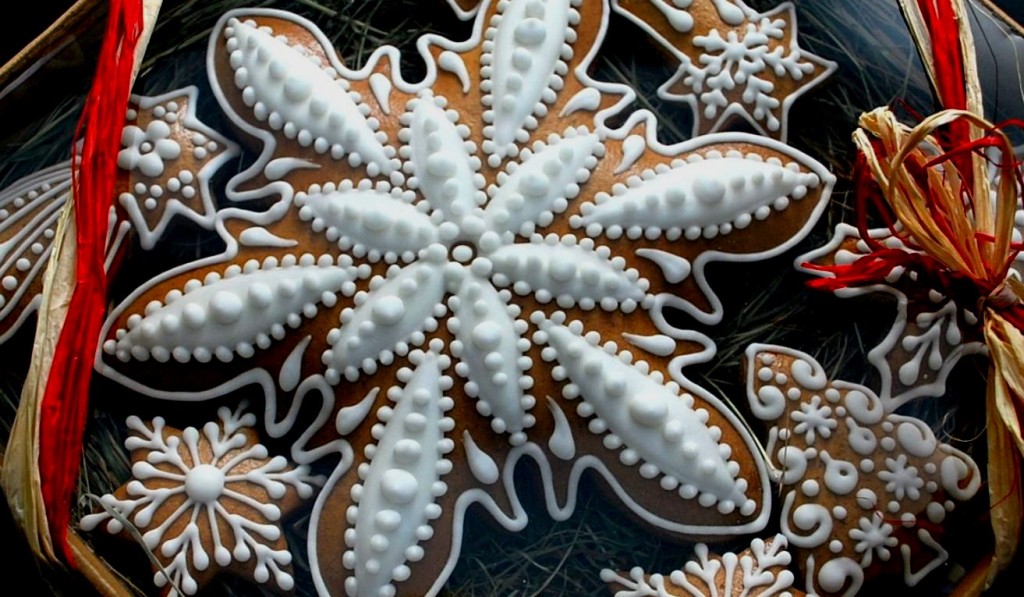 Pierniki ozdobione białym lukrem przedstawiające śnieżynki