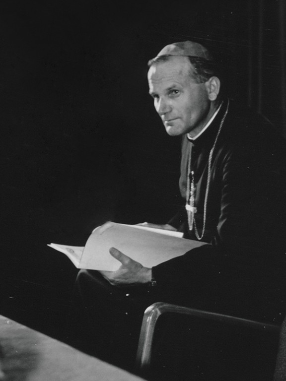 Zdjęcie Karola Wojtyły w czasach jak był księdzem, w ręku księga