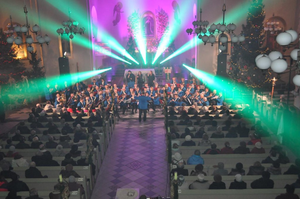 Zdjęcie orkiestry i widowni w kościele z góry