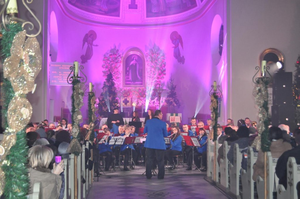 Zdjęcie orkiestry i widowni w kościele