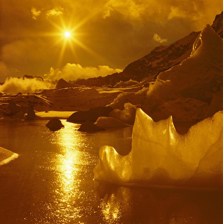 Podświetlony na żółto lodowo-śnieżno-górski krajobraz