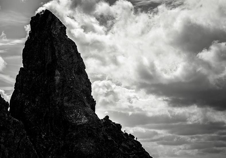 Czarno-białe zdjęcie czarnej, szpiczastej skały
