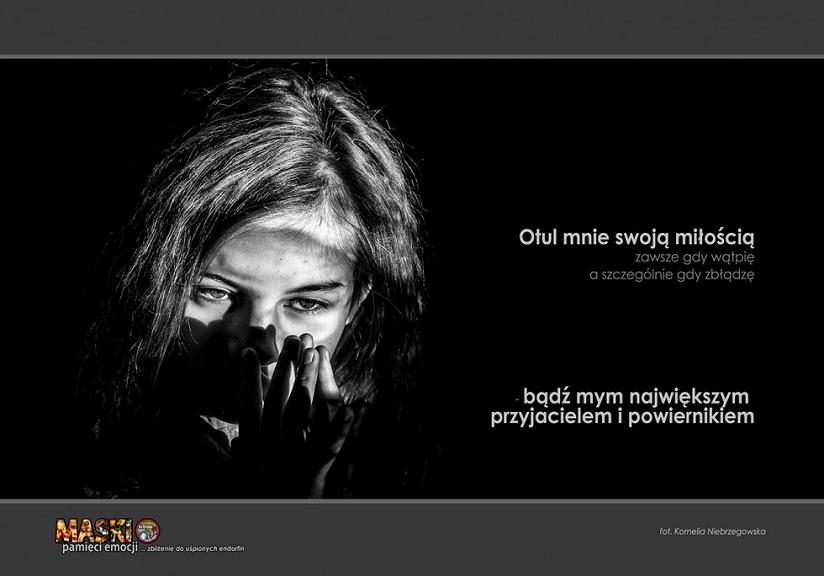 plakat MASKI czarno-białe zdjęcie zakrywającej usta kobiety