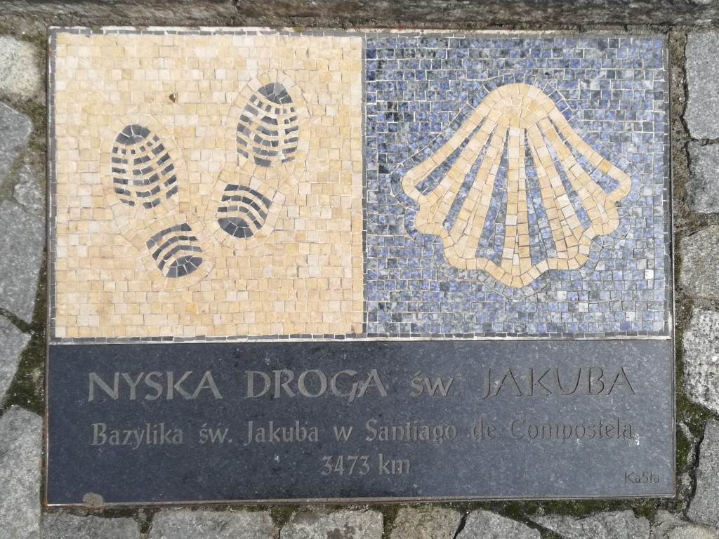 Kamienny znak na ziemi podpisany 'NYSKA DROGA św. JAKUBA'