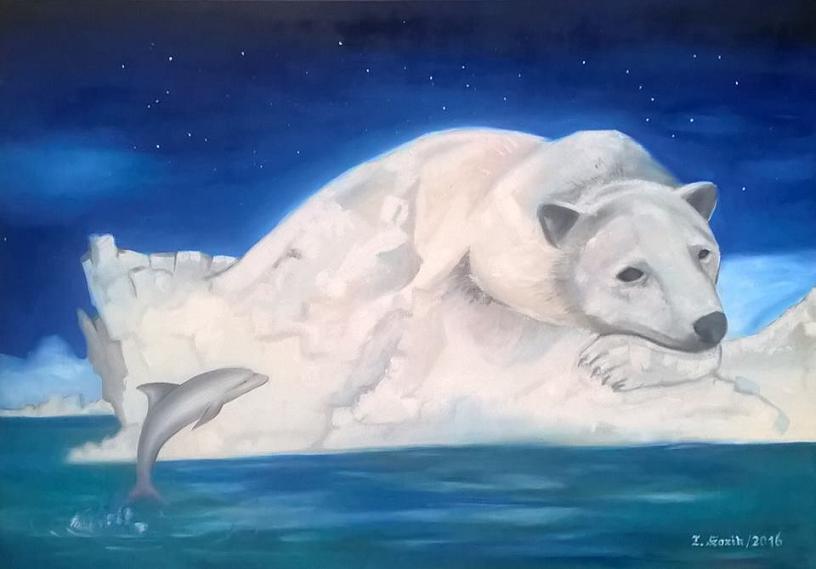 Obraz niedźwiedzia polarnego leżącego na lodzie, za nim gwieździste niebo, z wody wyskakuje mały delfin