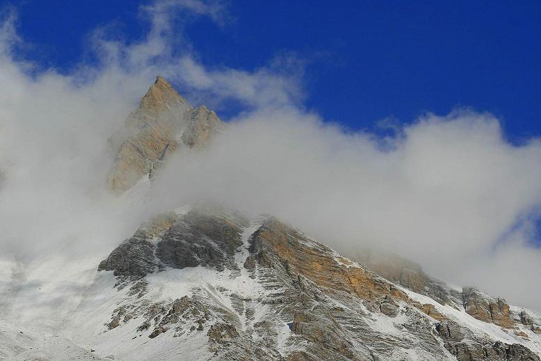 Szczyt góry przykryty chmurami