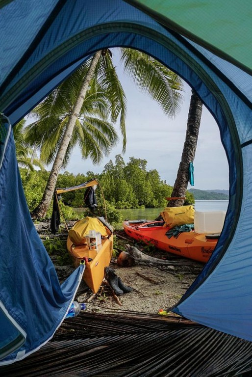 widok z namiotu na kajaki plaże i palmy