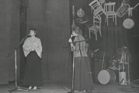 Dwie śpiewające na scenie kobiety