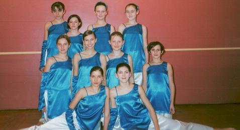 Zdjęcie grupowe dziewczynek ubranych w błękitne barwy