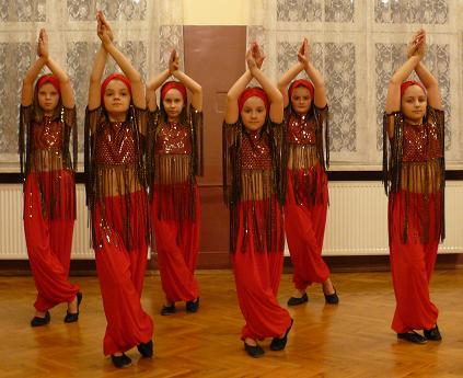 Dziewczynki wykonujące orientalny taniec