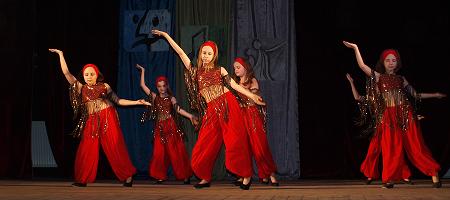 Dziewczynki wykonujące hinduski taniec na scenie