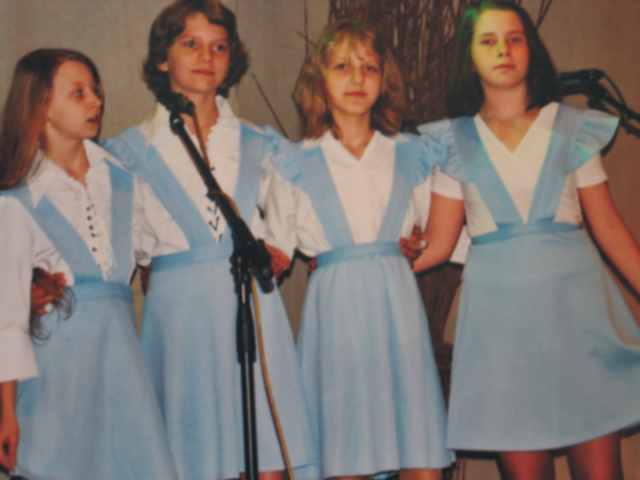 Cztery dziewczynki ubrane na biało-błękitno