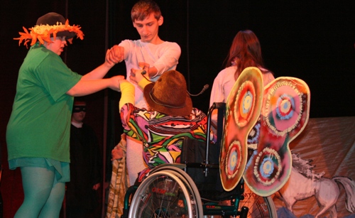 Dzieci ubrane na kolorowo na scenie