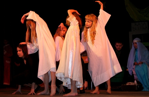 Dziewczynki na scenie ubrane w białe szaty
