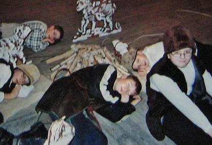 Aktorzy dzieci śpiący na ziemi