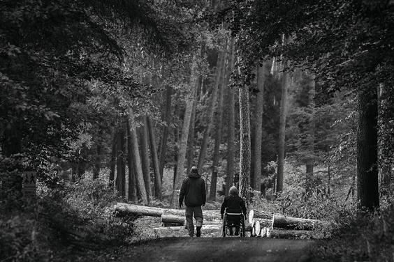 Dwoje ludzi idzie przez las