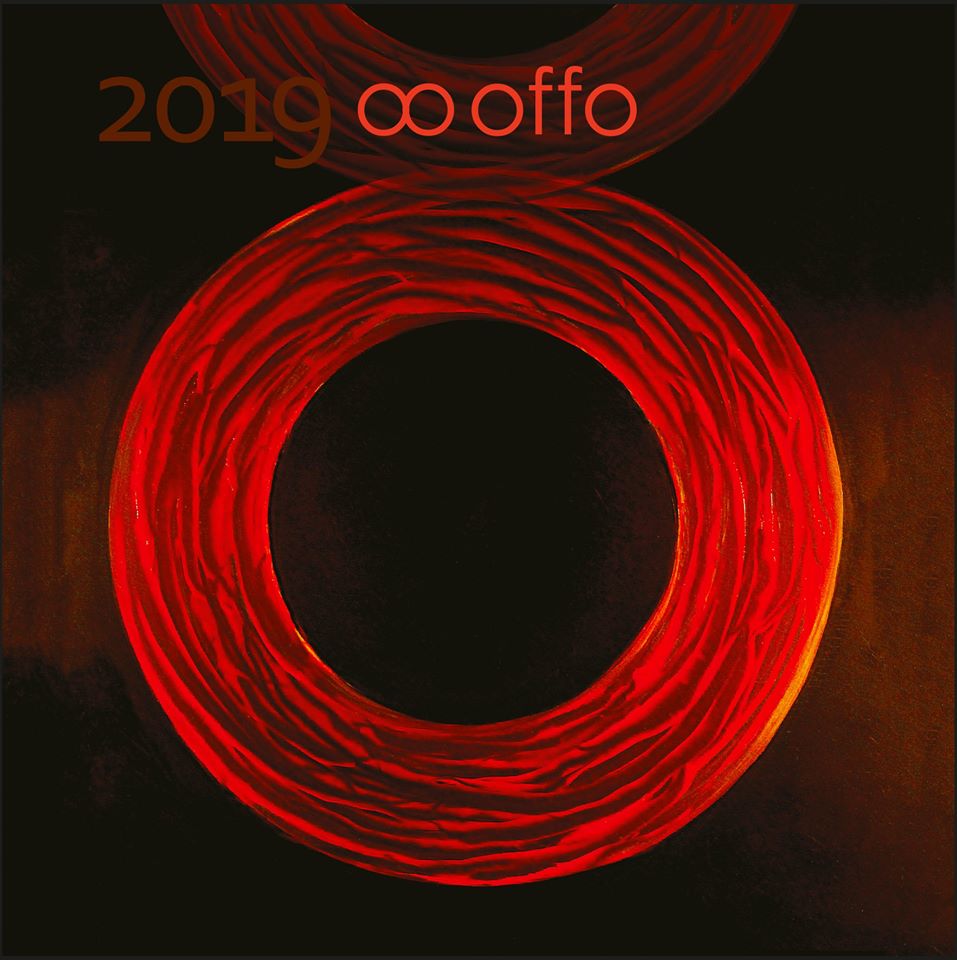 Baner OFFO, czerwony krążek na brązowo-czarnym tle