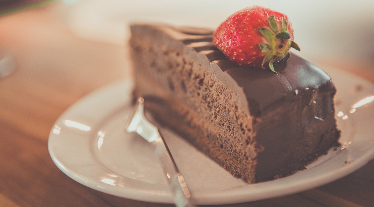 Zdjęcie kawałka ciasta czekoladowego z truskawką