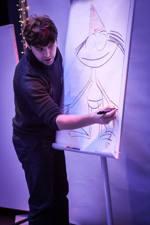 kobieta rysująca na tablicy