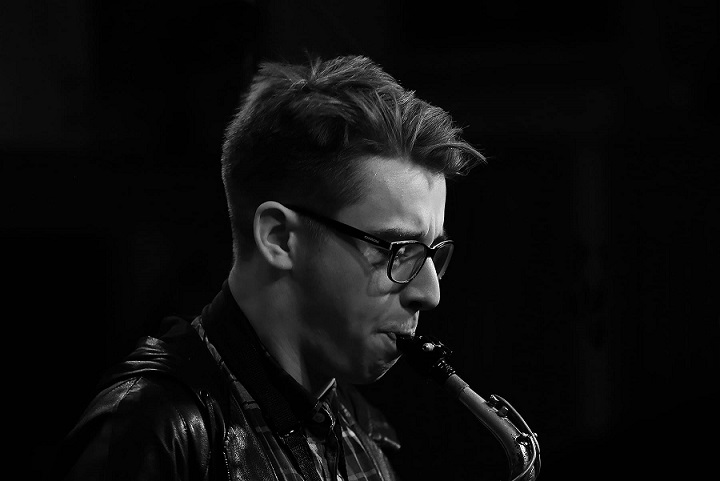 Kuba Więcek grający na instrumencie