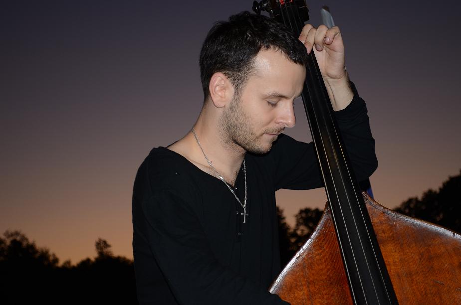 Michał Barański grający na instrumencie