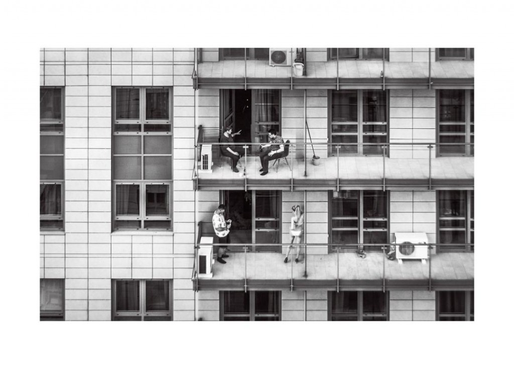 Blok i ludzie na balkonach