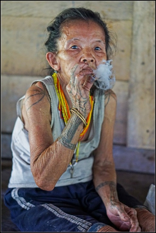 Starsza paląca kobieta