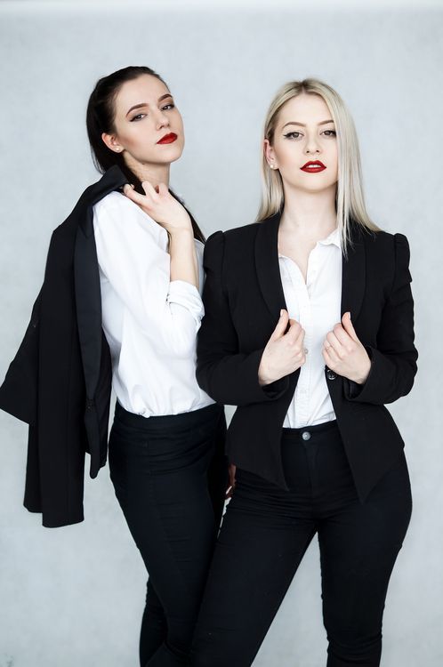 Dwie kobiety ubrane elegancko