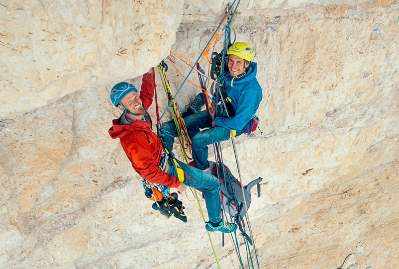 Dwójka wspinających się mężczyzn
