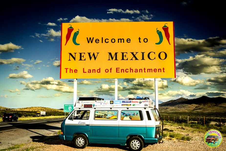 Bus pod znakiem 'Welcome to NEW MEXICO'