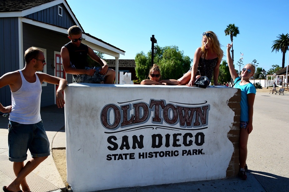 Ludzie stojący przy znaku 'Old Town San Diego State Historic Park'