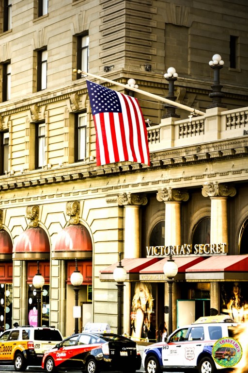 Zdjęcie budynku z wywieszoną flagą USA