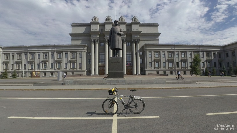 Rower przed statuą